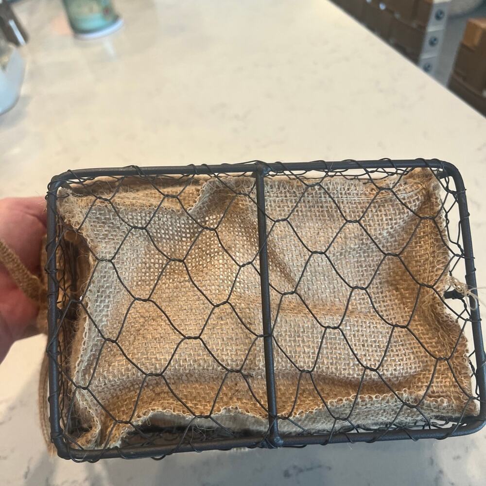 Small chicken wire basket with burlap liner - Picture 5 of 6